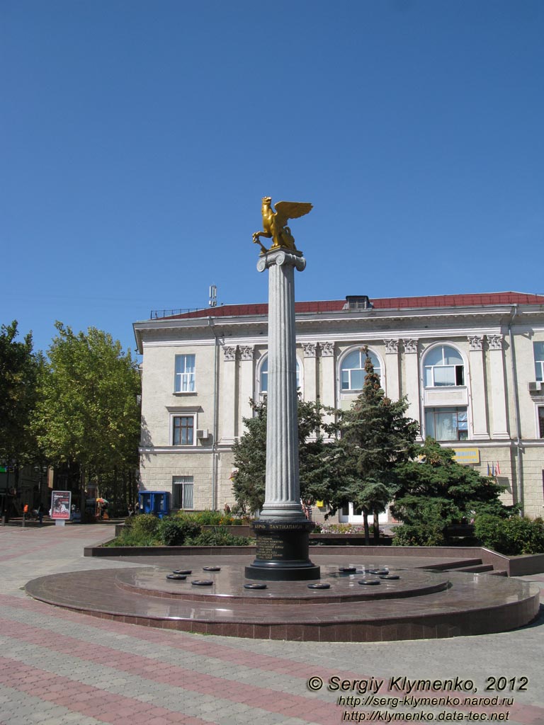 Крым, Керчь. Фото. Ионическая колонна, увенчанная скульптурой золотого грифона, который держит в лапе ключ.
