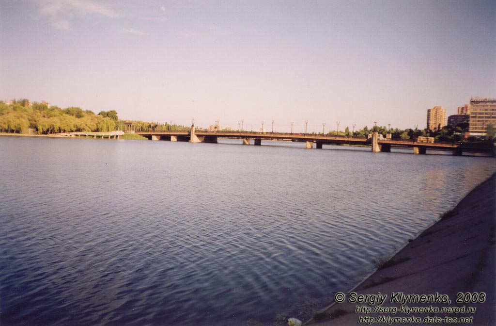 Міст через Кальміуське водосховище.