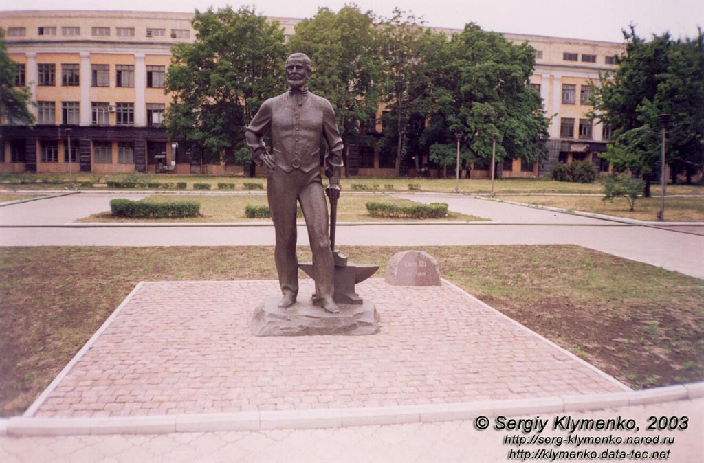 Пам'ятник Джону Юзу - "засновнику" Донецька.