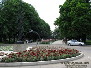 Донецк. Царство кованного металла и цветов возле горисполкома