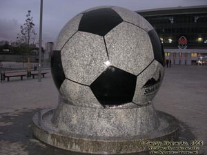 Донецк. Фото. Перед стадионом «Донбасс Арена». Гигантский гранитный футбольный мяч, который удерживается давлением струй воды.