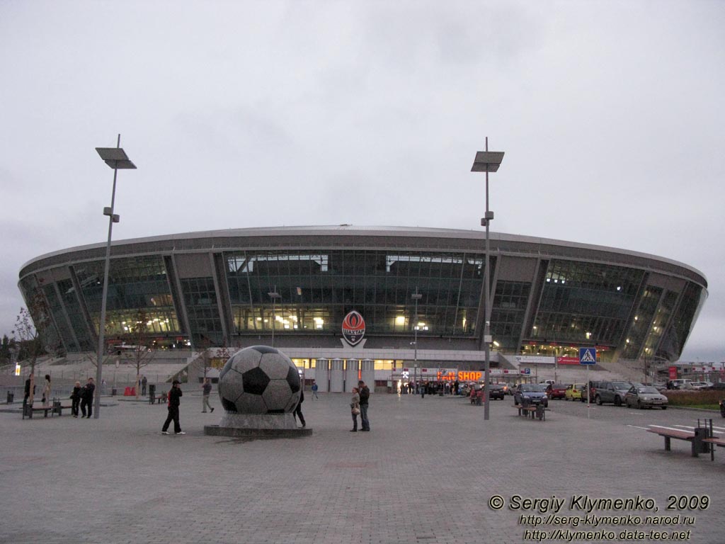 Донецк. Фото. Площадь перед стадионом «Донбасс Арена».