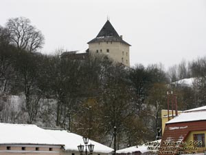 Галич. Фото. На горе - восстановленная башня Галицкого замка.