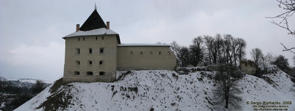 Галич. Фото. Восстановленная башня Галицкого замка вблизи (вид снаружи замка).