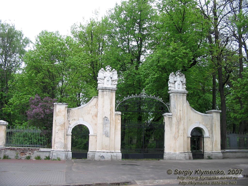 Ивано-Франковск. Въездные ворота во дворец Потоцких.