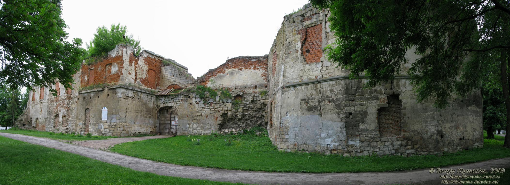 Тернопольщина. Бережаны. Фото. Замок, памятник архитектуры 1554 года.