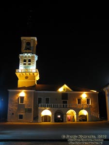 Каменец-Подольский. Фото. Городская ратуша (здание польского магистрата) XIV-XIX века ночью.