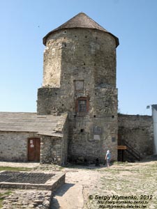 Каменец-Подольский. Фото. Старый Замок. Папская (Кармелюка) башня. Вид из внутреннего двора Старого Замка.