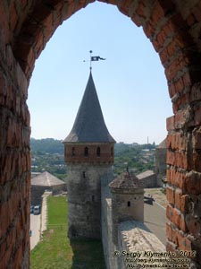Каменец-Подольский. Фото. Старый Замок. Комендантская (малая, ближе) и Лянцкоронская (большая, дальше) башни.