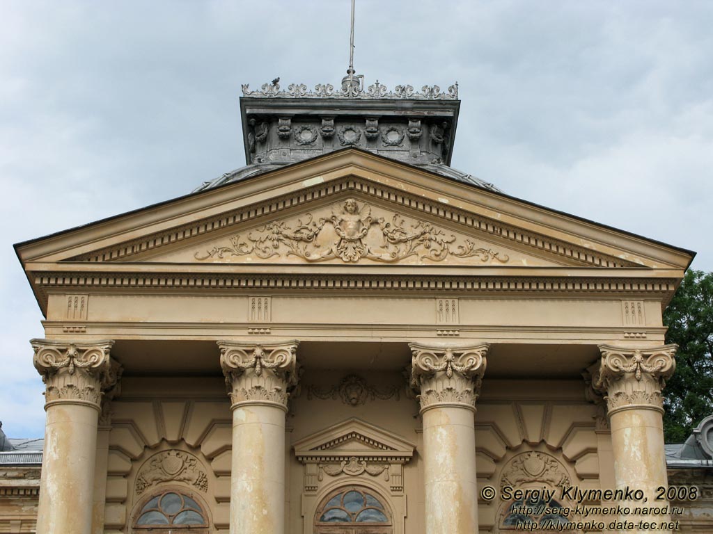 Коропец, Тернопольская область. Фото. Дворец графа Бадени. Треугольный фронтон среднего портика главного фасада.