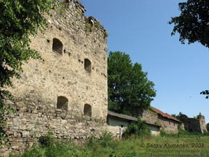 Золотой Поток, Тернопольская область. Фото. Замок начала XVII века, угловая башня и стены.