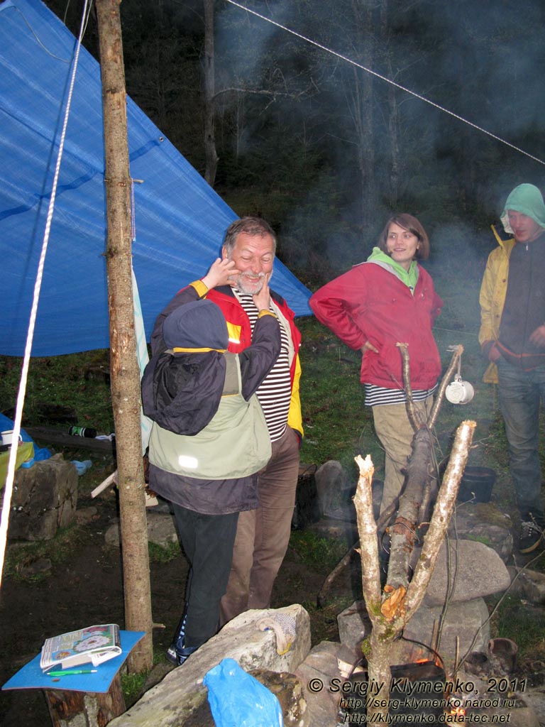 Фото Карпат, Черный Черемош. В нашем базовом лагере в районе селения Топильче. Вечереет.