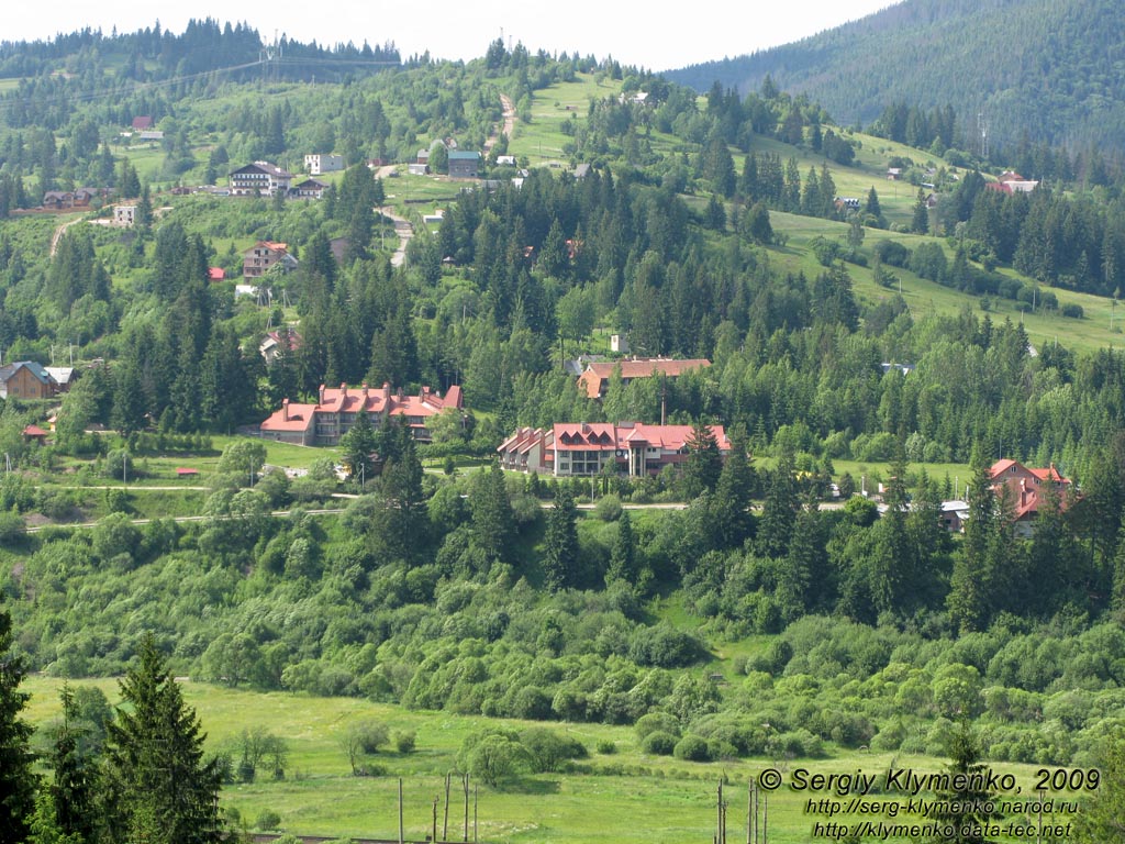 Львовская область. Карпаты близ Славского. Фото. Карпатский пейзаж. Вид на гостиницу «Жемчужина Карпат» с противолежащей горы.