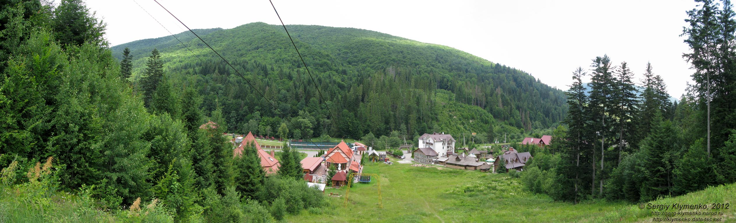 Закарпатская область, Ждениево. Фото. Вид сверху на гостиничные комплексы, расположенные на западной окраине посёлка.