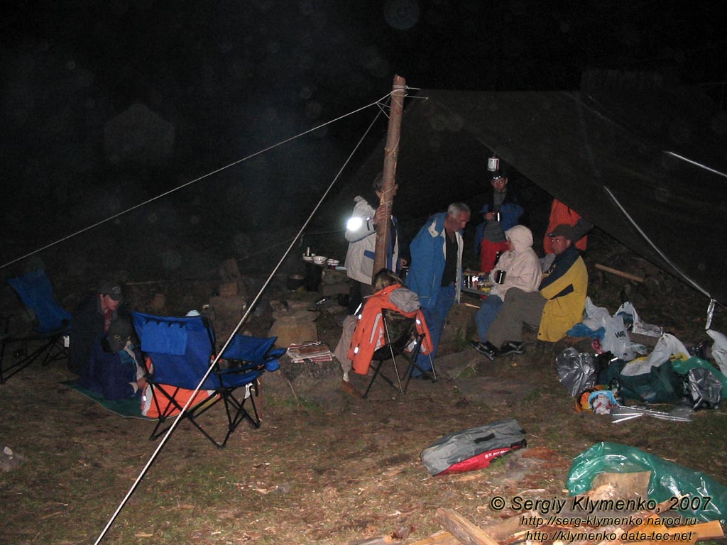 Фото Карпат, наш базовый лагерь в районе селения Топильче. Поздний вечер у костра.