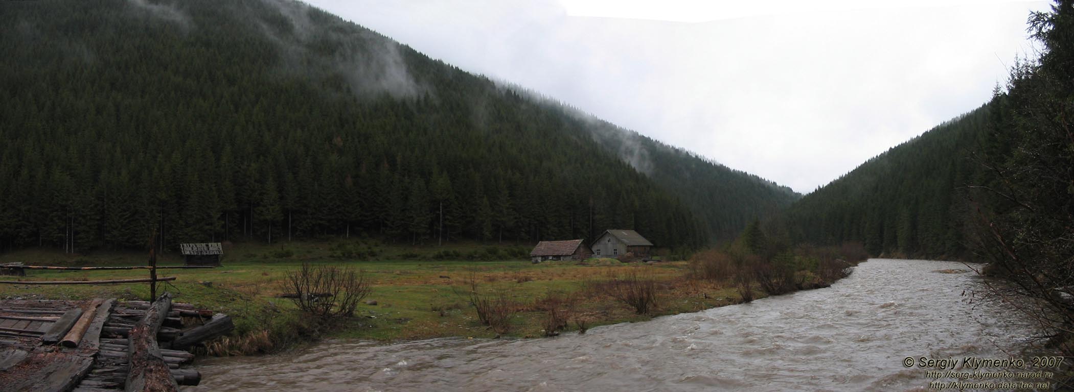 Фото Карпат. Покинутая усадьба в районе впадения в Черный Черемош ручья Альбин (47°54'01