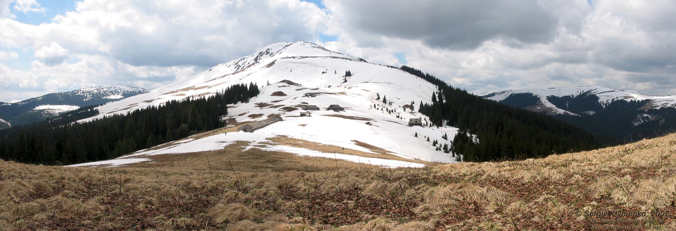 Фото Карпат, вид на вершину горы Чивчин с хребта между потоками Добрын и Альбин.
