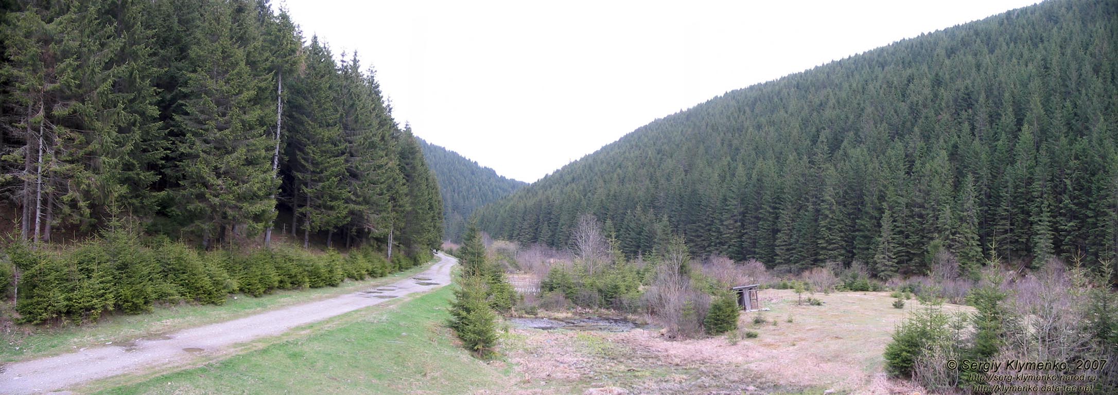 Фото Карпат, вид на Черный Черемош и окрестные горы от покинутой усадьбы.
