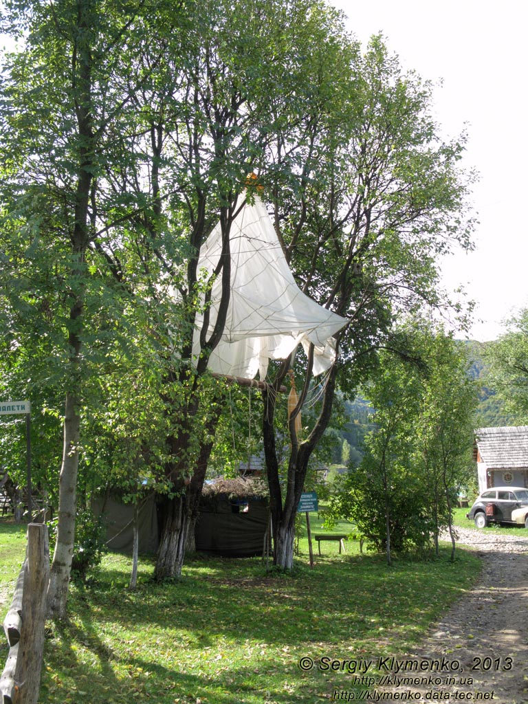 Закарпатская область, Колочава. Фото. Музей-скансен «Старое село». Экспозиция к 70-летию десантирования разведгруппы «Закарпатцы».