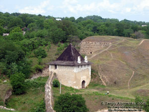 Подолье, Черновицкая область. Фото. Хотинская крепость, вид на крепостные стены и Ясские ворота изнутри крепости.