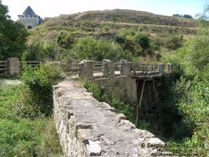 Подолье, Черновицкая область. Фото. Хотинская крепость, мост через ручей, вдали - Ясские ворота.