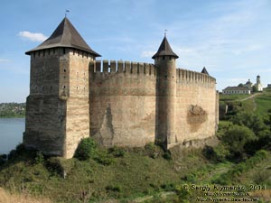 Подолье, Черновицкая область. Фото. Хотинская крепость, вид на цитадель с северо-запада (от внешнего оборонного пояса крепости).