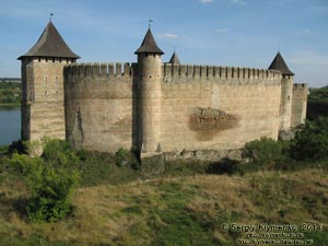 Подолье, Черновицкая область. Фото. Хотинская крепость, вид на цитадель с запада (от внешнего оборонного пояса крепости).