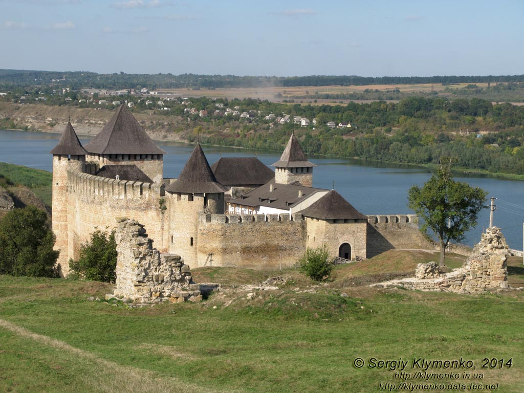 Подолье, Черновицкая область. Фото. Хотинская крепость, цитадель крепости (замок), вид с юга.