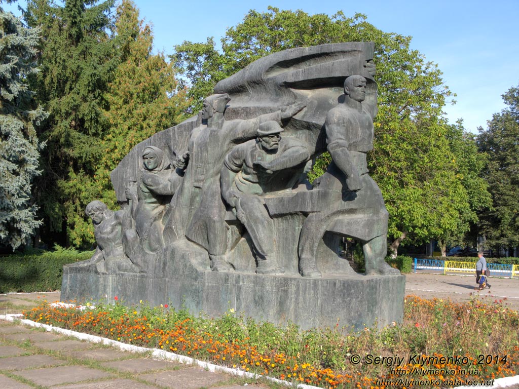 Подолье, Черновицкая область. Фото. Город Хотин, памятник Героям Хотинского восстания в январе 1919 года.
