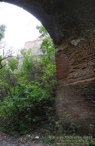 Ровенщина. Клевань. Фото. Северный бастион замка Чарторыйских, вид из-под въездного моста.