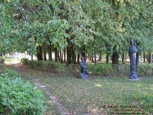 Волынская область, село Колодежно. Фото. Музей-усадьба Леси Украинки. Скульптуры в парке рядом с усадьбой.