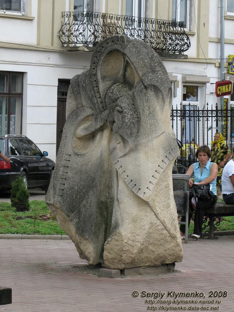 Коломыя, Ивано-Франковская область. Памятник на площади Возрождения.