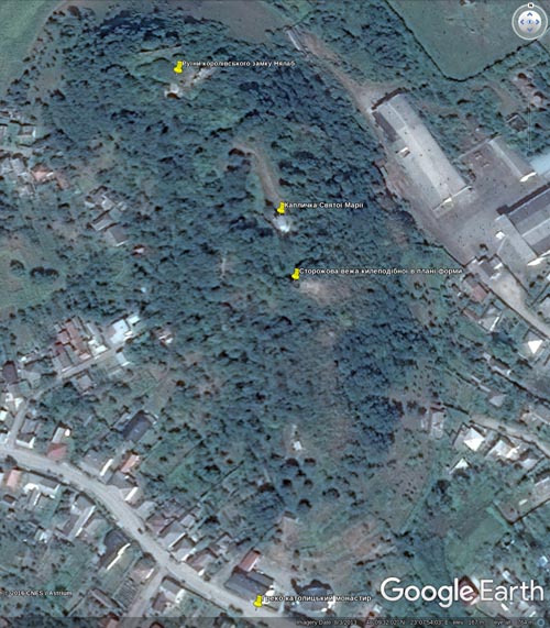 Закарпатская область, посёлок Королёво. Спутниковый снимок остатков королевского замка Нялаб (с Google Earth). Image © 2016 CNES / Astrium.