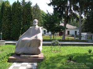 Коростышев (Житомирская область). Фото. Памятник Густаву Олизару /Gustaw Olizar/ (1798-1865).