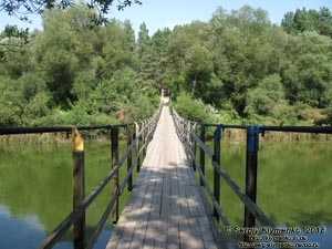Коростышев (Житомирская область). Фото. Подвесной мост через речку Тетерев (50°18'01"N, 29°03'37"E).