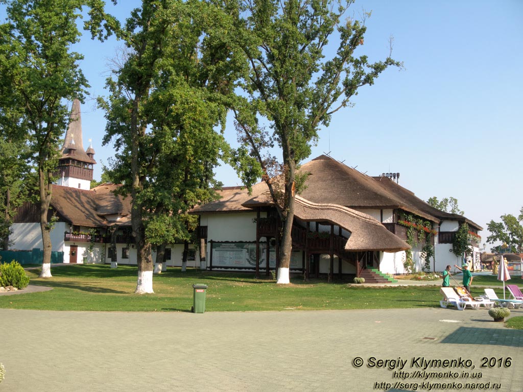 Закарпатская область. Фото. Оздоровительно-рекреационный комплекс «Термальные воды Косино». Вид на гостиницу «Ivancso Birtok» с юга, от «Бассейнов-близнецов».