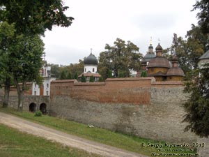 Львовщина. Крехов. Фото. Въездные ворота (1776 год) и северная стена василианского монастыря, вид снаружи.