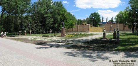 Фото Луганска. Комплекс памятников Ульянову-гимназисту и молодогвардейцам.
