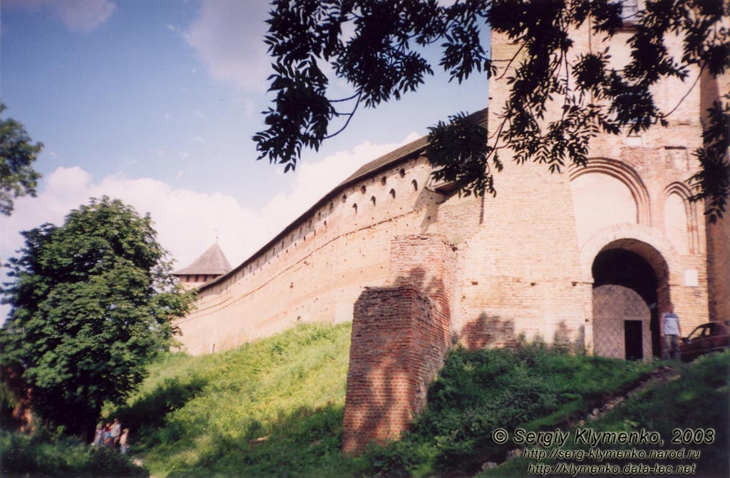 Луцк. Верхний замок. Стена от Вратной башни до Владычей (вид снаружи замка).