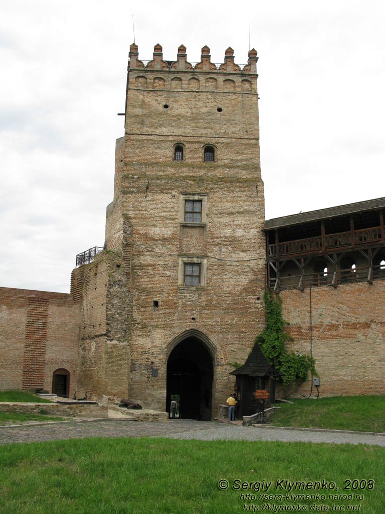 Луцк. Фото. В Верхнем замке. Вратная башня (вид изнутри замка).