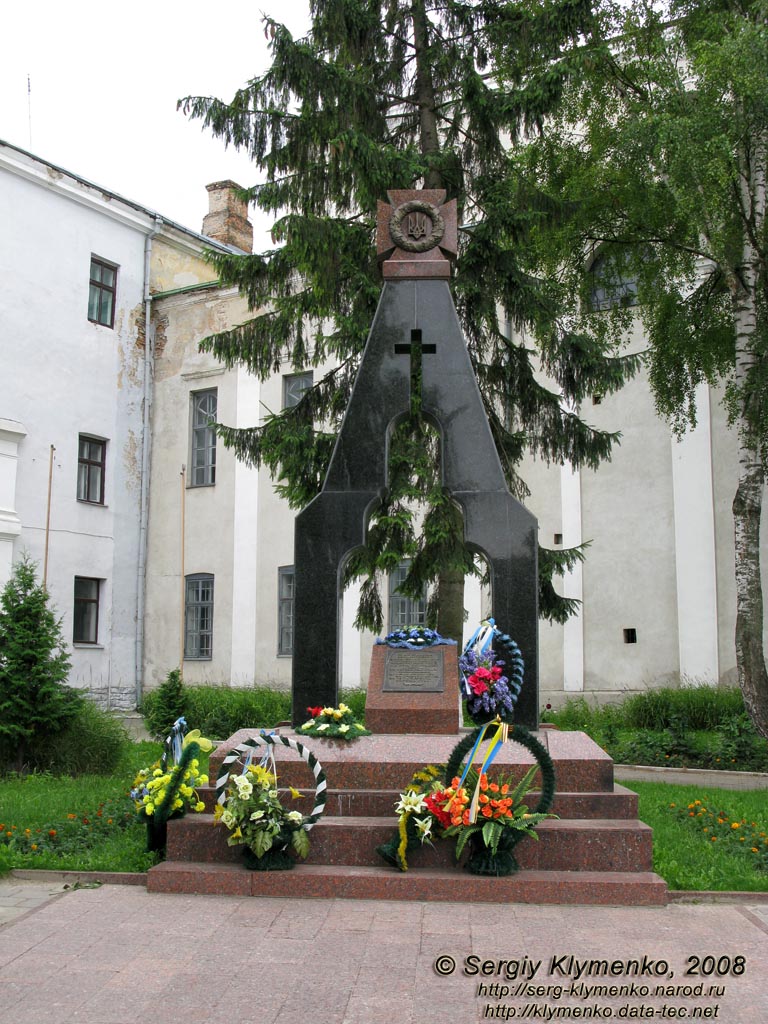 Луцк. Фото. Памятный знак патриотам Украины, расстрелянным НКВД.