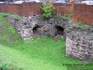 Львов. Фото. Остатки древних городских стен возле башни Корнякта.