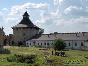 Хмельницкая область. Меджибож. Фото. Рыцарская башня и северо-западный корпус. Вид изнутри крепости.