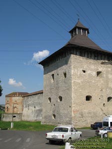 Хмельницкая область. Меджибож. Фото. Рыцарская башня (XIV век) крепости, вид с запада.