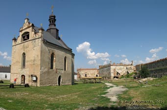 Хмельницкая область. Меджибож. Фото. Бывший костёл (1586 год) и Замковый дворец (XVI век).