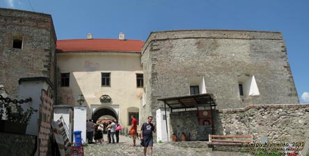Закарпатская область. Мукачево. Фото. Замок «Паланок» (Palanok). Двор Нижнего замка: вид на ворота Среднего замка.