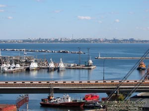 Одесса. Фото. Вид на Одесский Морской порт. Потрясающий вид открывается от Колоннады.
