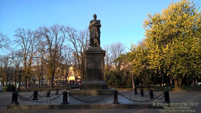 Одесса. Фото. Памятник светлейшему князю М. С. Воронцову, установленный на Соборной площади.