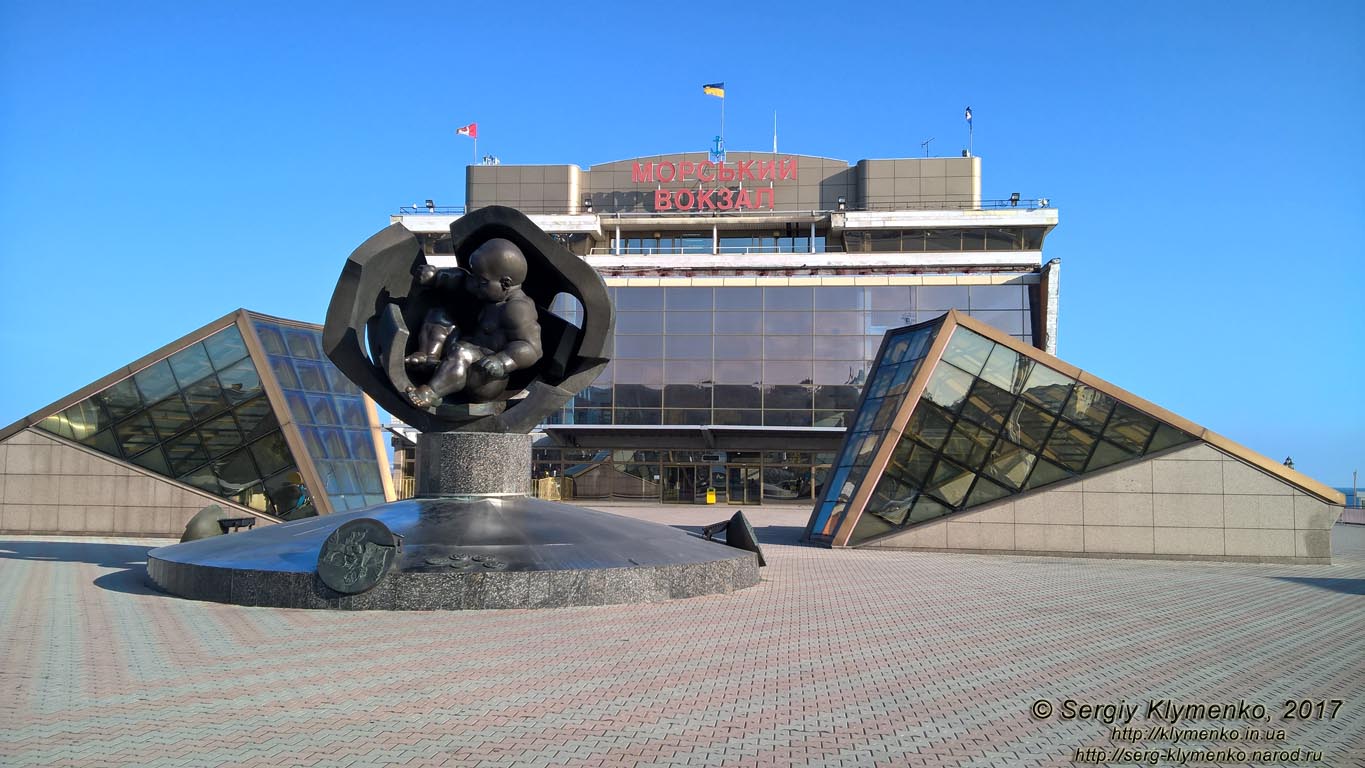 Одесса. Фото. Скульптурная композиция «Золотое дитя» перед Одесским Морским вокзалом.