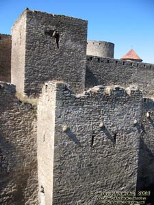 Белгород-Днестровская крепость XIII-XV веков. Фото. Одна из башен над сухим рвом.
